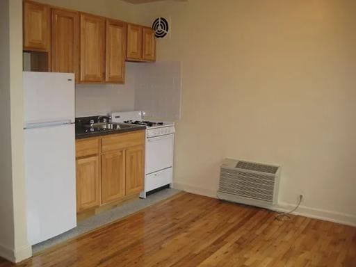 Photo - 35-20 Leverich St