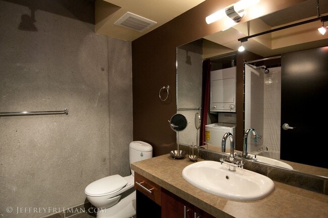 Photo - Stunning Penthouse Loft in the Mosaic Condos - Gas Fireplaces, A/C, W/D in unit! Unidad 803