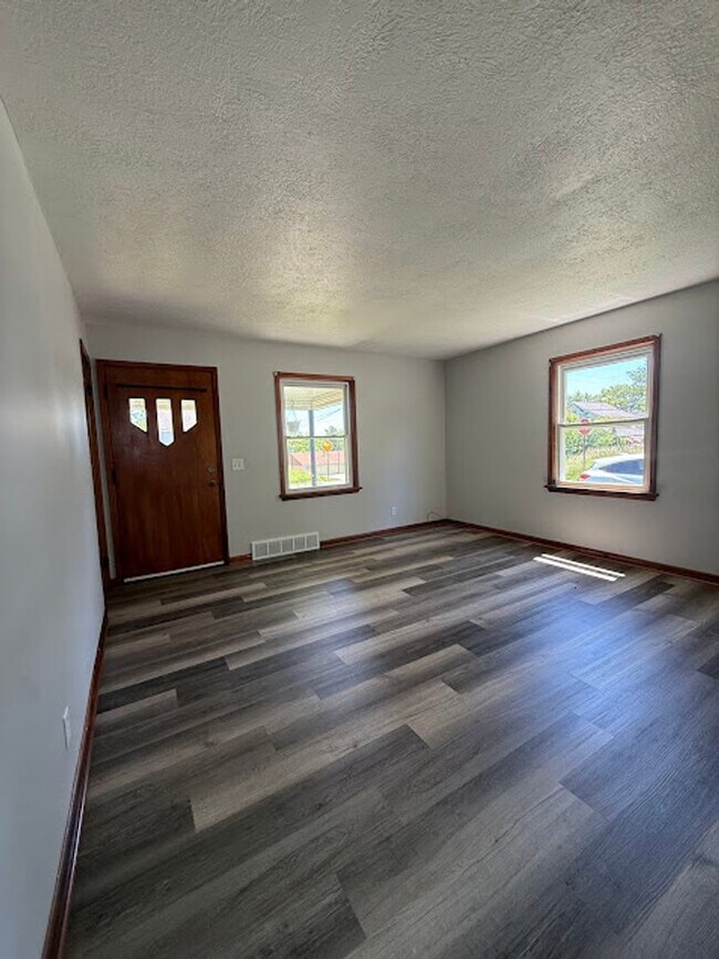 Photo - Two bedroom home with one car garage for rent - Canton NE