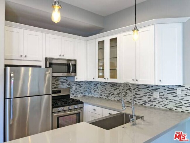 Building Photo - 10560 Santa Monica Blvd Unit 3 Rental