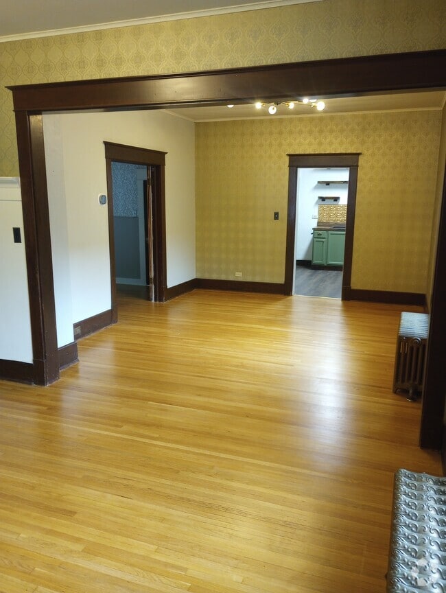 Building Photo - 166 King St Rental