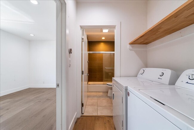 Photo - 562 1/2 N Commonwealth-