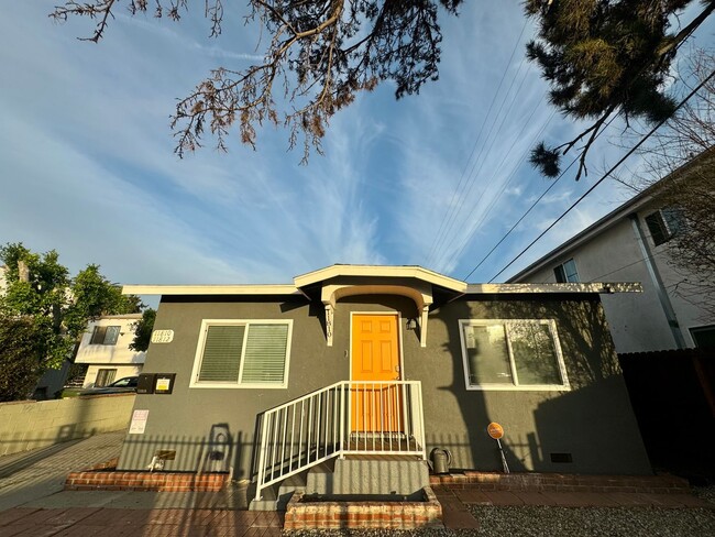 Building Photo - Front Unit 3 Bedroom, 1 Bathroom