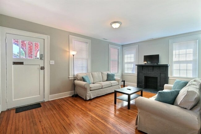 Photo - Large 4BR/2BA Downtown House Walking Dista...