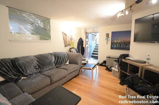Building Photo - 21 Kinross Rd Unit 1 Rental