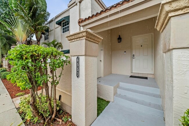 Photo - 6553 Via Regina