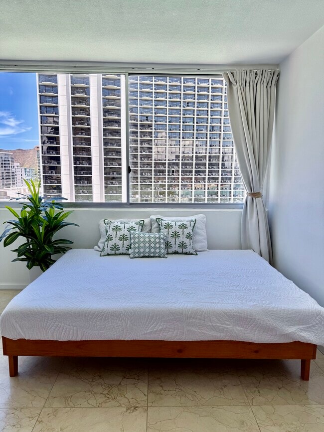 Building Photo - 2500 Kalakaua Ave Unit 1204 Rental