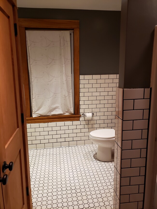 Photo - 1120 E 6th St