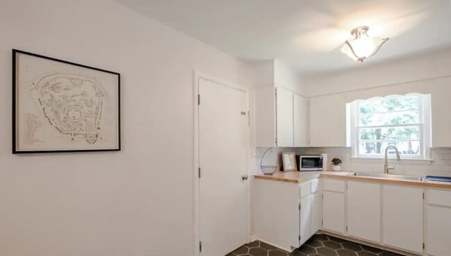 Photo - 2 Bed 1 Bath Home close to Memorial Hospital!