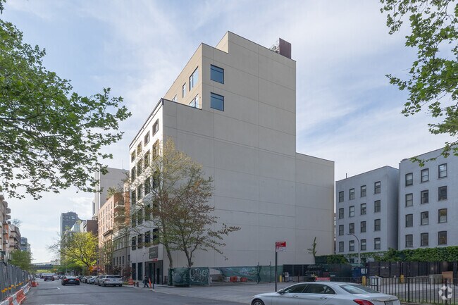 Photo - 435 W 19th St
