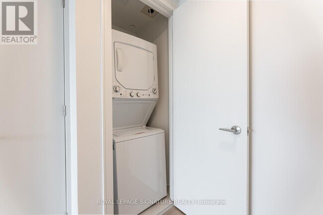 Photo - 86 Dundas St E Unit 526