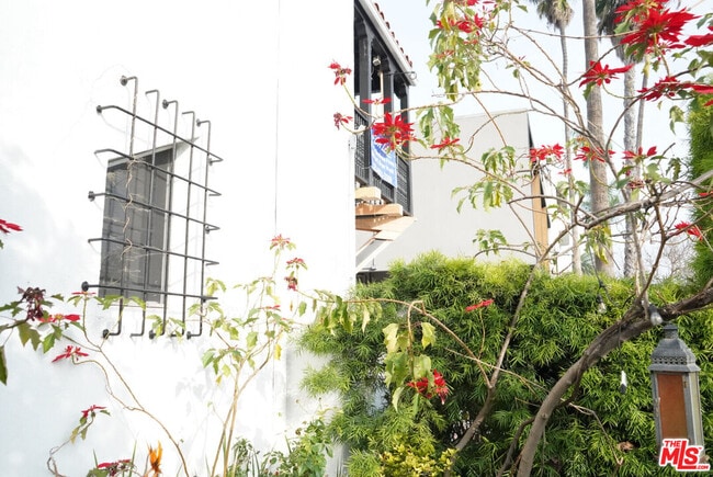 Photo - 8361 Blackburn Ave Unidad 1/2