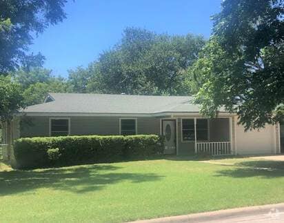 Building Photo - Spacious 3-Bedroom Home with 1.5 Baths & H...