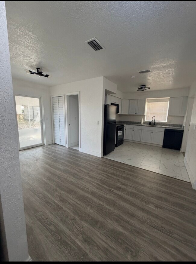 Photo - 590 Ave H SE