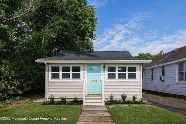 Photo - 1233 Oakwood Rd