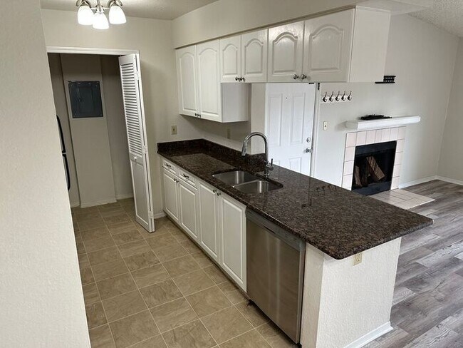 Photo - Charming 2 bedroom Condo!