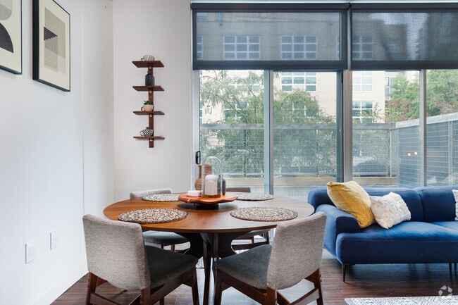 1BR, 1BA - 745SF - PERSHING - Dining room