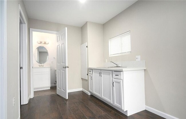 Building Photo - AVAILABLE NOW! LOVELY Remodeled 2 Bedroom ... Unit B