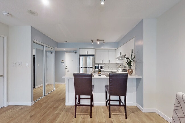 Photo - 230 King St E