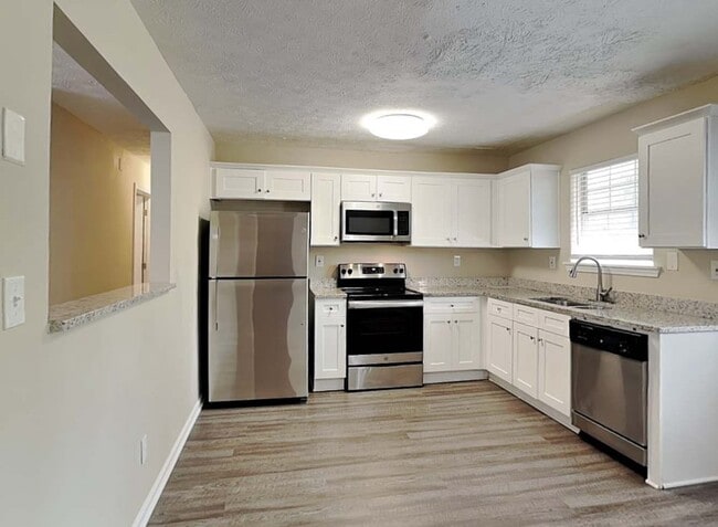 Photo - 2887 Rockcliff Rd SE