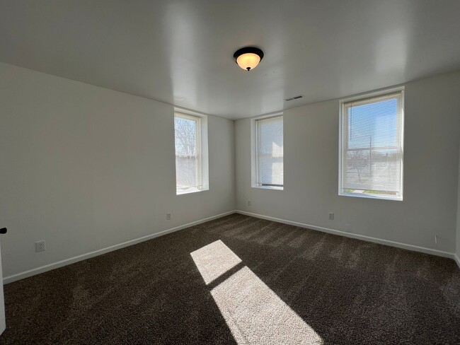 Photo - Large newly remodeled one bedroom one bath apartment for lease now. Apply Today! Unidad 647 1/2 Ohio St.