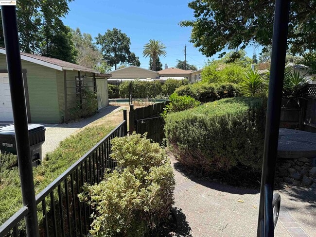 Photo - 561 McLeod St