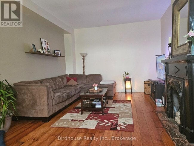Photo - 123 William St N