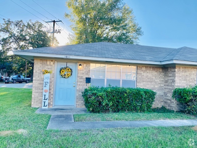 Building Photo - 1011 Waco St Rental