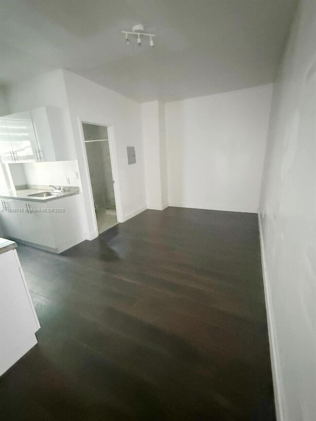Building Photo - 337 SW 10th Ave Unit 4 Rental