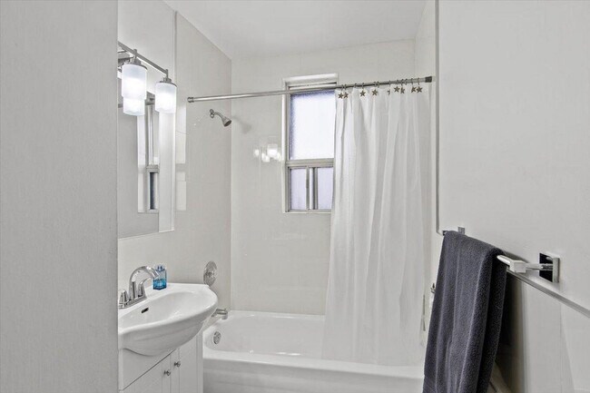 Photo - 496/498 Simcoe St. N.