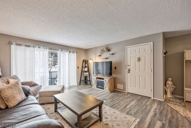 Photo - 197 Robertson Way