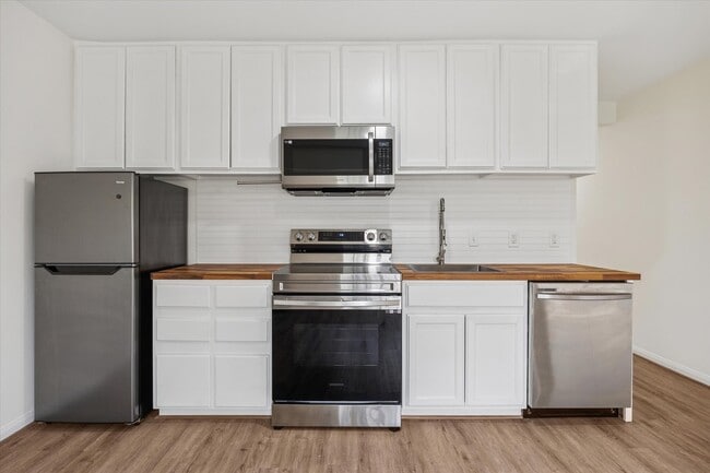 Building Photo - 1011 W 10th St Unit 4