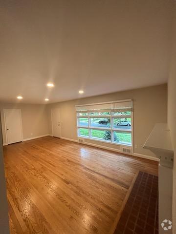 Building Photo - 10402 Royal Rd Rental