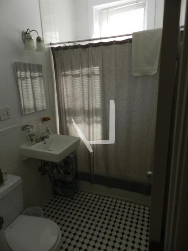 Photo - Open Spacious Layout 3 bed 1.5 bath 6/1 Br...
