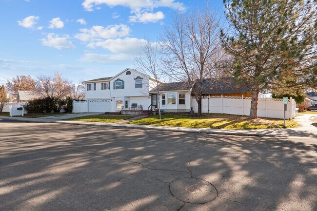 Photo - Spacious 4 Bedroom Home in Quiet Orem Neighborhood