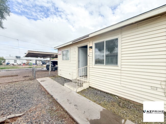 Building Photo - Welcome to this Delightful 1/1 Phoenix Tri...