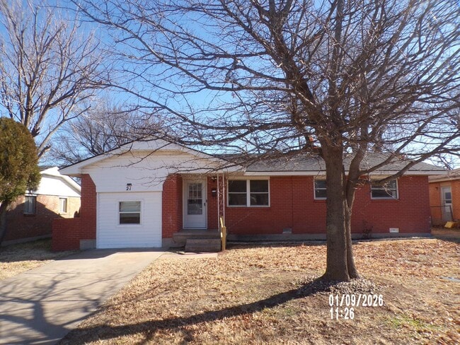 Building Photo - Very nice spacious home, located in the Country Club West area!