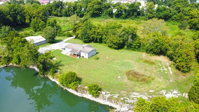 Building Photo - City Living in a Country Atmosphere Rental