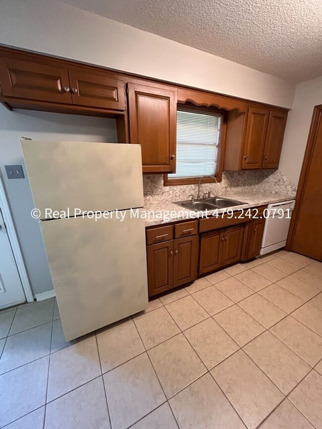 Photo - 2320 S 50th St