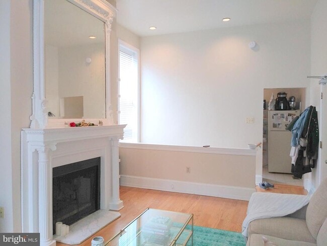 Building Photo - 2043 Mt Vernon St Unit 1F