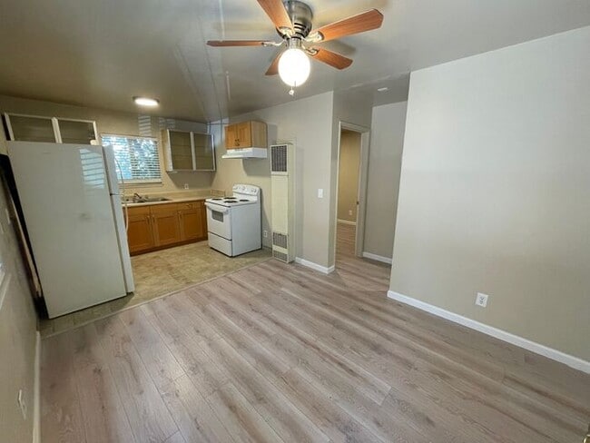 Photo - 430 E 8th St