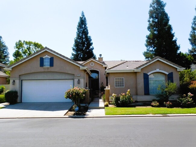 Building Photo - 5215 Vía Amore