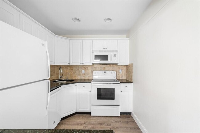 Building Photo - 2455 NE 51st St Unit E102