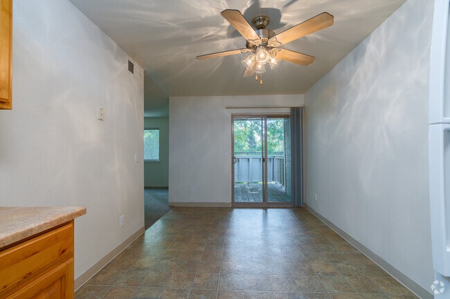 1BR, 1BA - 655SF - Dining Room - Logan Park