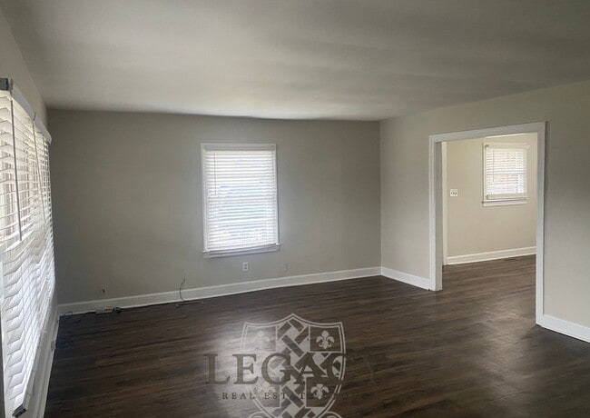 Photo - 210 W Lokey Ave