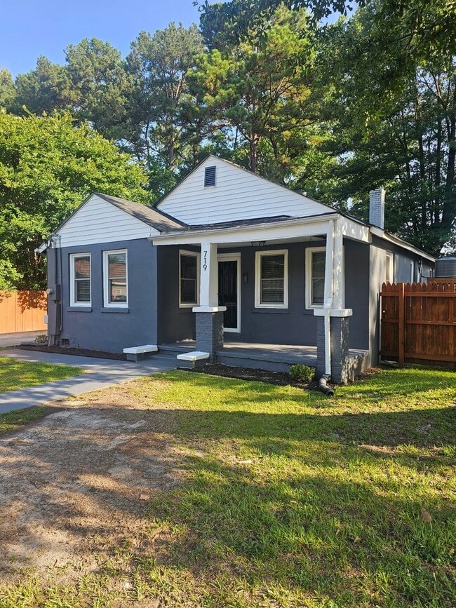 Photo - 719 Elvie St S