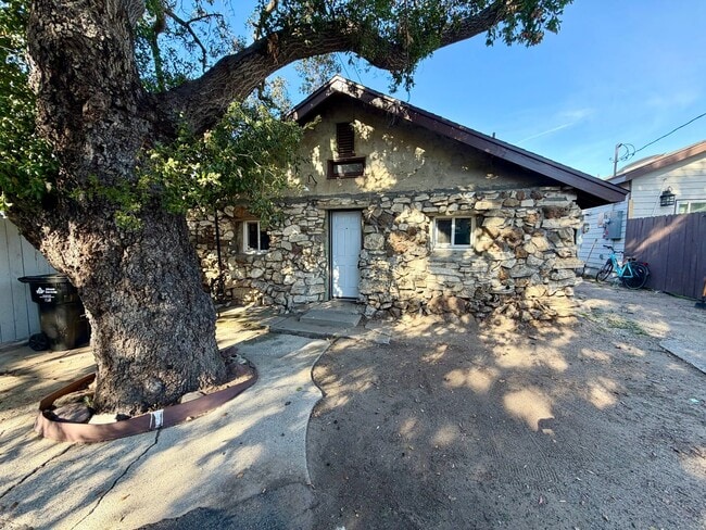 Building Photo - Beautifully updated 1 bed 1 bath in Thousand Oaks! All utilities included