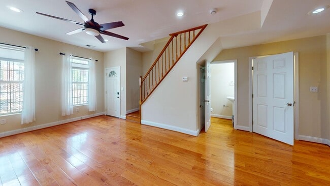 Photo - 652 Newton Pl NW