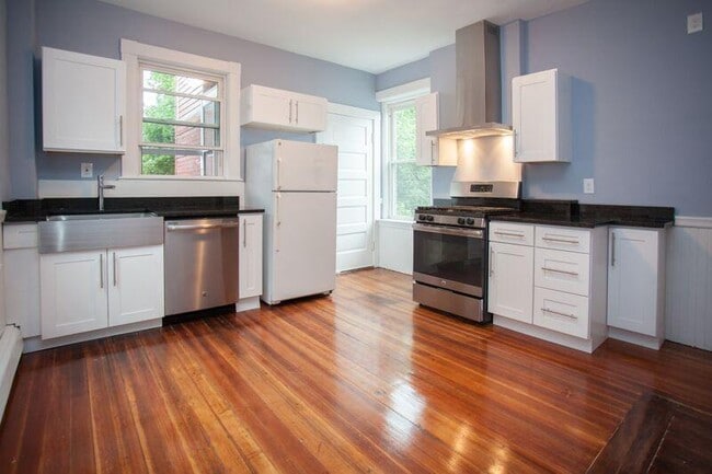 Building Photo - 207 Harvard St Unit 2T