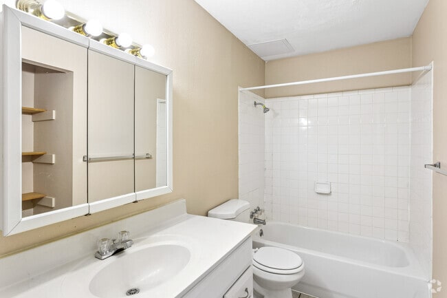 2BR, 1BA - 800SF - Bathroom